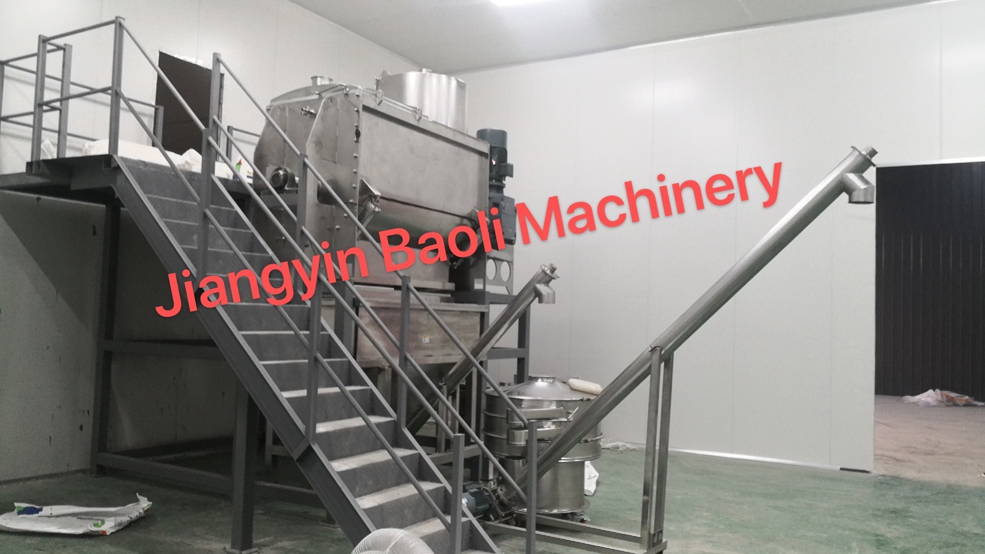최신 회사 블로그 The difference between inclined agitator mixer and horizontal ribbon blender mixer